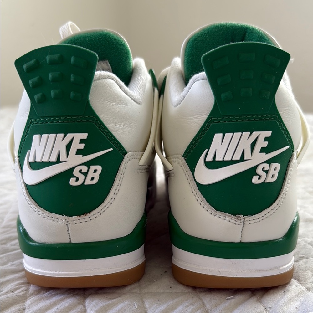 Jordan 4 Retro SB
Pine Green